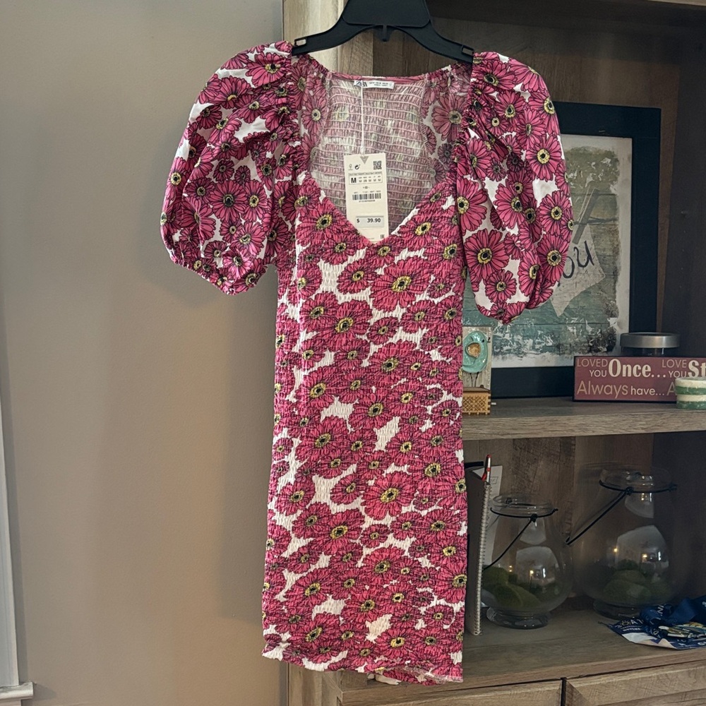 NWT. Never worn. Zara Pink Floral Puff-Sleeve Mini Dress